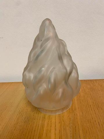 Art Deco Opaline Lampenkappen - Vlamvorm beschikbaar voor biedingen