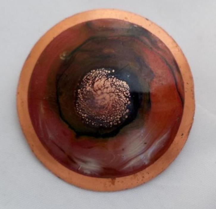 Aparte vintage koperen broche met emaille – uniek design, Sieraden, Tassen en Uiterlijk, Broches, Zo goed als nieuw, Overige materialen