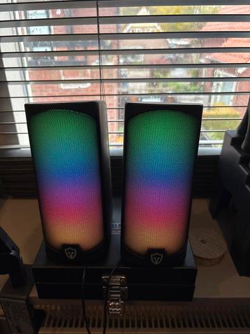 Set van 2 RGB Speakers beschikbaar voor biedingen