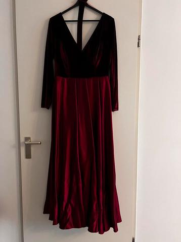 Bordeauxrode Velvet Baljurk beschikbaar voor biedingen