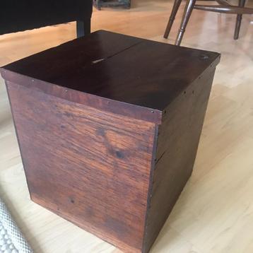 Houten kist. Volkskunst. beschikbaar voor biedingen