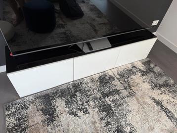 Witte Besta IKEA 180 cm met zwarte glasplaat