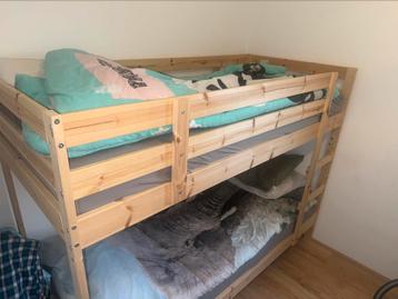 Stapelbed houten met matrassen  alles beschikbaar voor biedingen