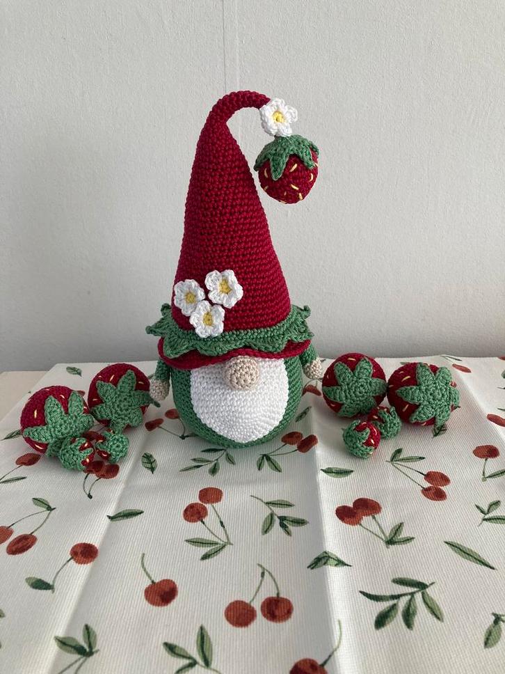 Met de hand gehaakte aardbei gnome en accesoires, Hobby en Vrije tijd, Breien en Haken, Zo goed als nieuw, Haken, Overige typen