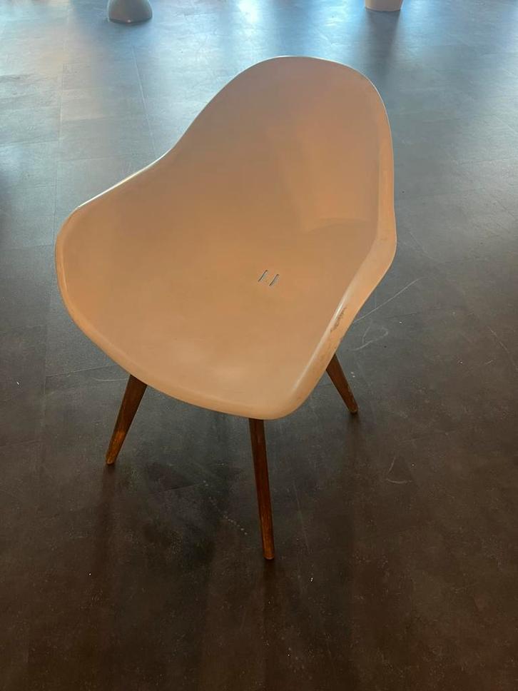 2 witte kuipstoeltjes op hardhouten poten, Tuin en Terras, Tuinstoelen, Gebruikt, Hout, Ophalen