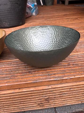 Te koop schalen goud en groen beschikbaar voor biedingen
