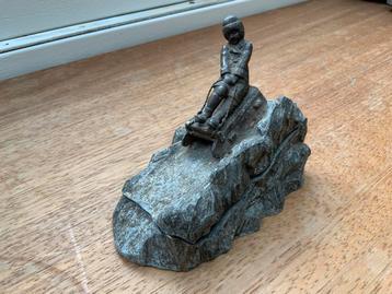 Antiek Koperen Beeld Sleeer op Slee Oostenrijk Wenen 1910 beschikbaar voor biedingen