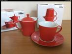Rode Tea for ME set - Kop, Schotel & Theepot( 2 dozen), Huis en Inrichting, Keramiek, Nieuw, Ophalen of Verzenden, Effen
