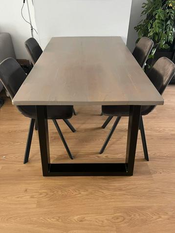 Eettafel hout met zwarte stalen poten beschikbaar voor biedingen