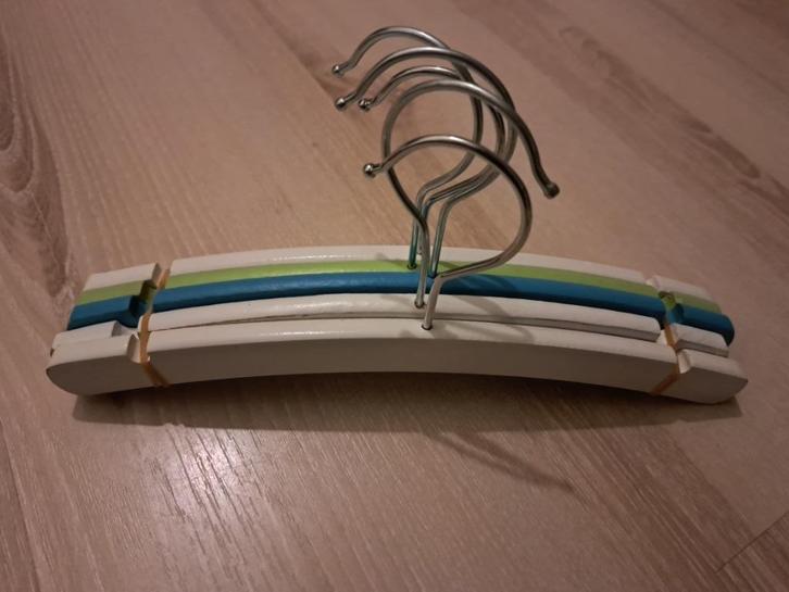 Houten kinder/baby kledinghangers, Kinderen en Baby's, Kinderspulletjes, Zo goed als nieuw, Ophalen of Verzenden