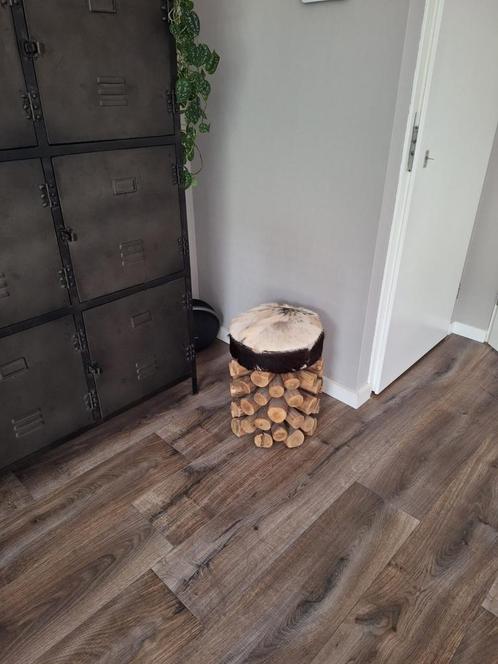 Industriële poef/kruk met koeienhuid, Huis en Inrichting, Stoelen, Gebruikt, Eén, Hout, Bruin, Ophalen