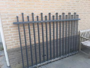 Hekwerk 2 stuks ieder 210cm breed antraciet beschikbaar voor biedingen