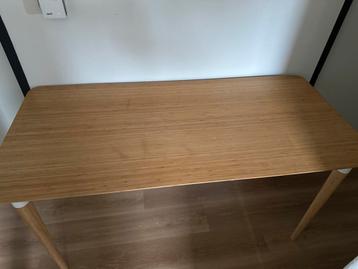 Houten bureau beschikbaar voor biedingen