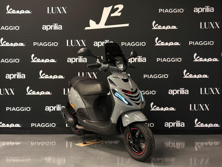 Piaggio Zip | Nardo Grey | Brom | 2022 | 6851 km | 1 eig, Fietsen en Brommers, Scooters | Kymco, Zo goed als nieuw, Benzine, Ophalen of Verzenden