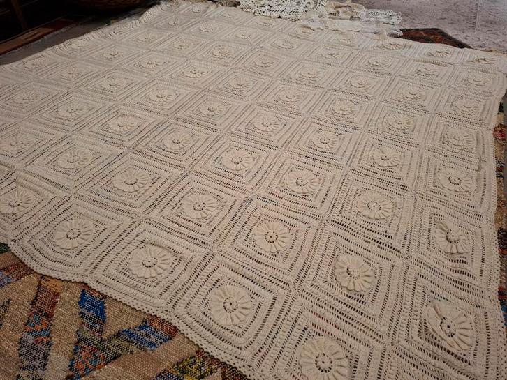 Vintage Sprei plaid woondeken + 10 kleine kleedjes. Zie oms,, Huis en Inrichting, Woonaccessoires | Plaids en Woondekens, Zo goed als nieuw