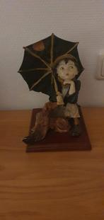 Vintage beeldje van jongen met paraplu, Ophalen of Verzenden