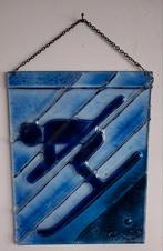 KOSTA BODA? Skiër. Reliëf.  Raamhanger glas. 25/32 cm., Antiek en Kunst, Antiek | Glas en Kristal, Ophalen