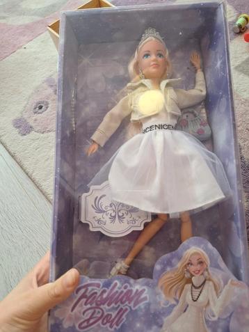 Mooie Fashion Doll - Nieuw in doos! beschikbaar voor biedingen
