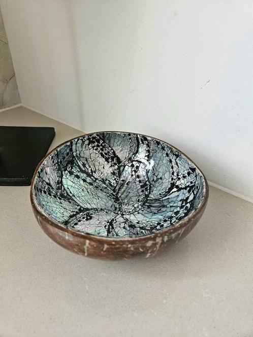 Kokosnoot schaaltje abalone uit Bali, Huis en Inrichting, Woonaccessoires | Schalen en Manden, Nieuw, Schaal, Rond, Hout, Ophalen of Verzenden