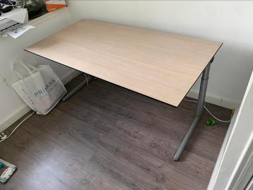Zit/sta bureau kapot handmechanisme