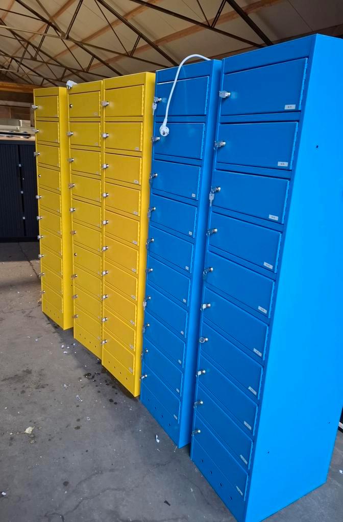 Stevige metalen kluisjeskasten met stopcontact en seutels, Huis en Inrichting, Kasten | Roldeurkasten en Archiefkasten, Gebruikt