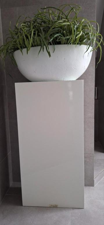 Witte zuil van Art en Vogue by Artstone beschikbaar voor biedingen