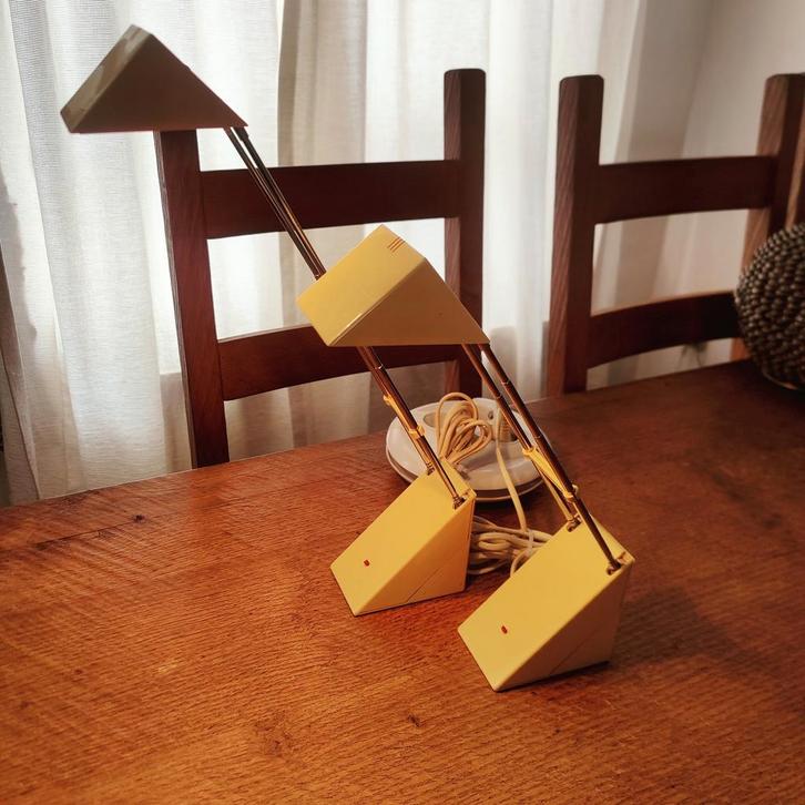 Vintage 80s Yellow E-Lite T1502 Triangle Desk Lamp, Kinderen en Baby's, Speelgoed | Poppenhuizen, Toebehoren, Ophalen of Verzenden