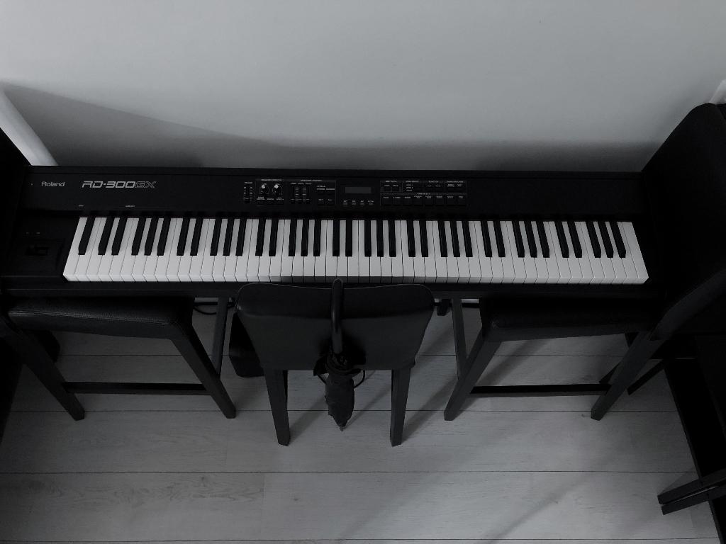 Roland RD-300GX. Digitale 'stage' piano. Zwart. Goede staat., Muziek en Instrumenten, Ophalen, Gebruikt, Zwart, Piano