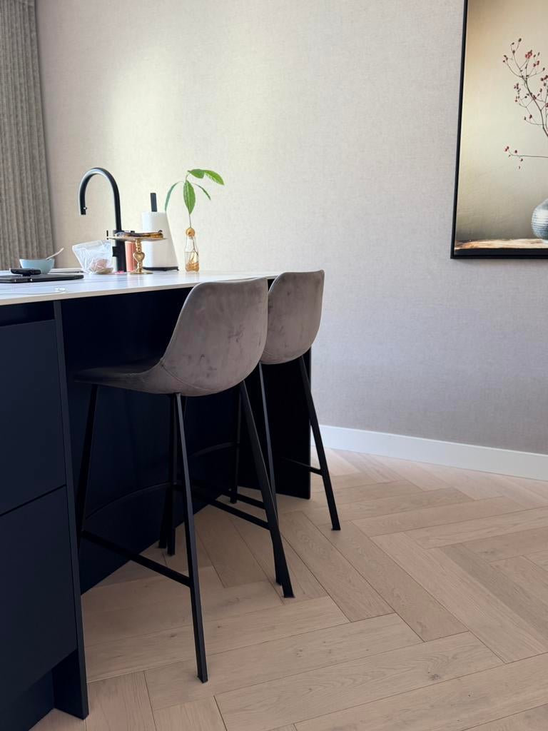 2x barkruk Dutchbone Franky velvet grijs, Huis en Inrichting, Barkrukken, 2 krukken, Ophalen, Zo goed als nieuw, 60 tot 90 cm