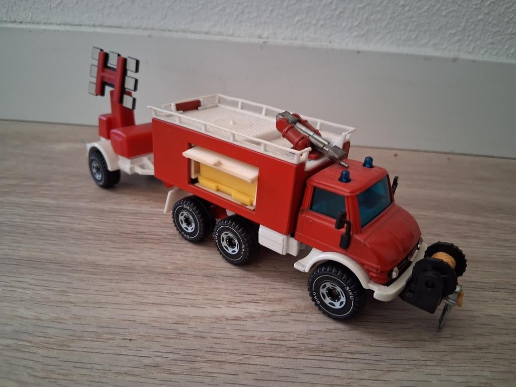 Unimog brandweerwagen met kar compleet siku, Hobby en Vrije tijd, Modelauto's | 1:50, Ophalen of Verzenden, Bus of Vrachtwagen