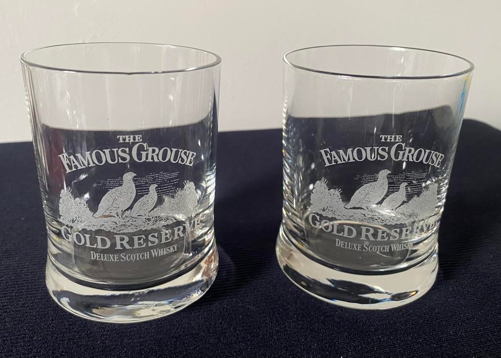 2 Whiskyglazen The Famous Grouse. Gold Reserve. H. 9,5 cm., Ophalen of Verzenden, Zo goed als nieuw, Borrel- of Shotglas
