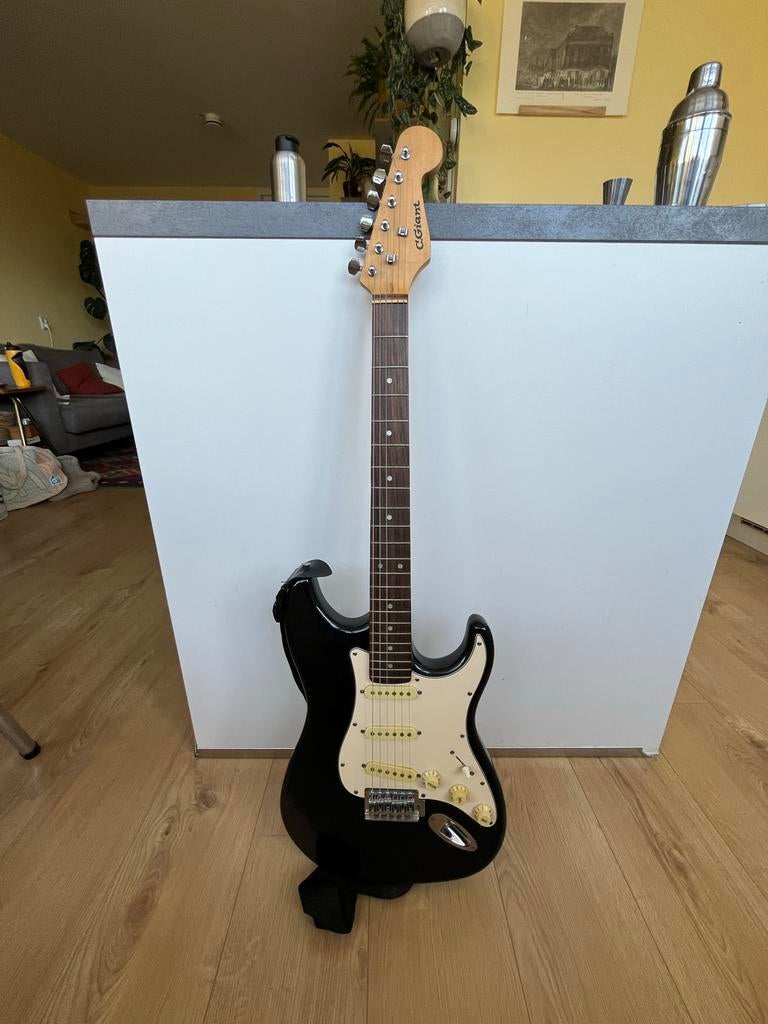 Zwarte C.Giant elektrische gitaar met hoes, Ophalen, Gebruikt, Solid body, Overige merken