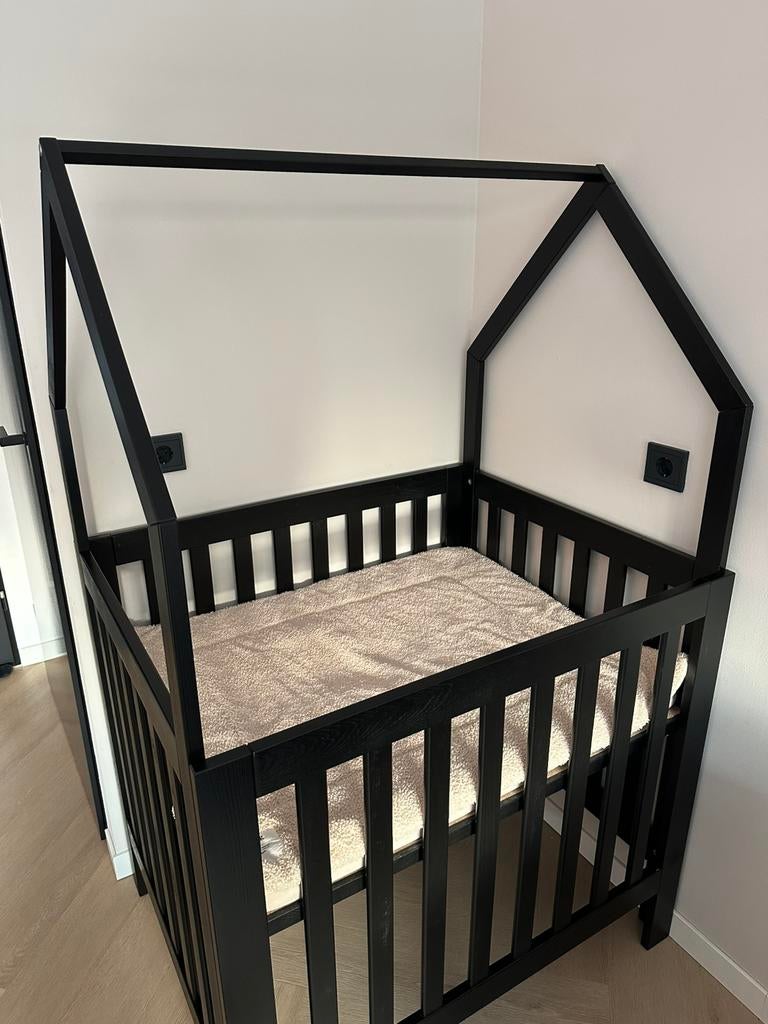 Zwarte Box incl. matras/boxkleden, Kinderen en Baby's, Boxen, Ophalen, Zo goed als nieuw