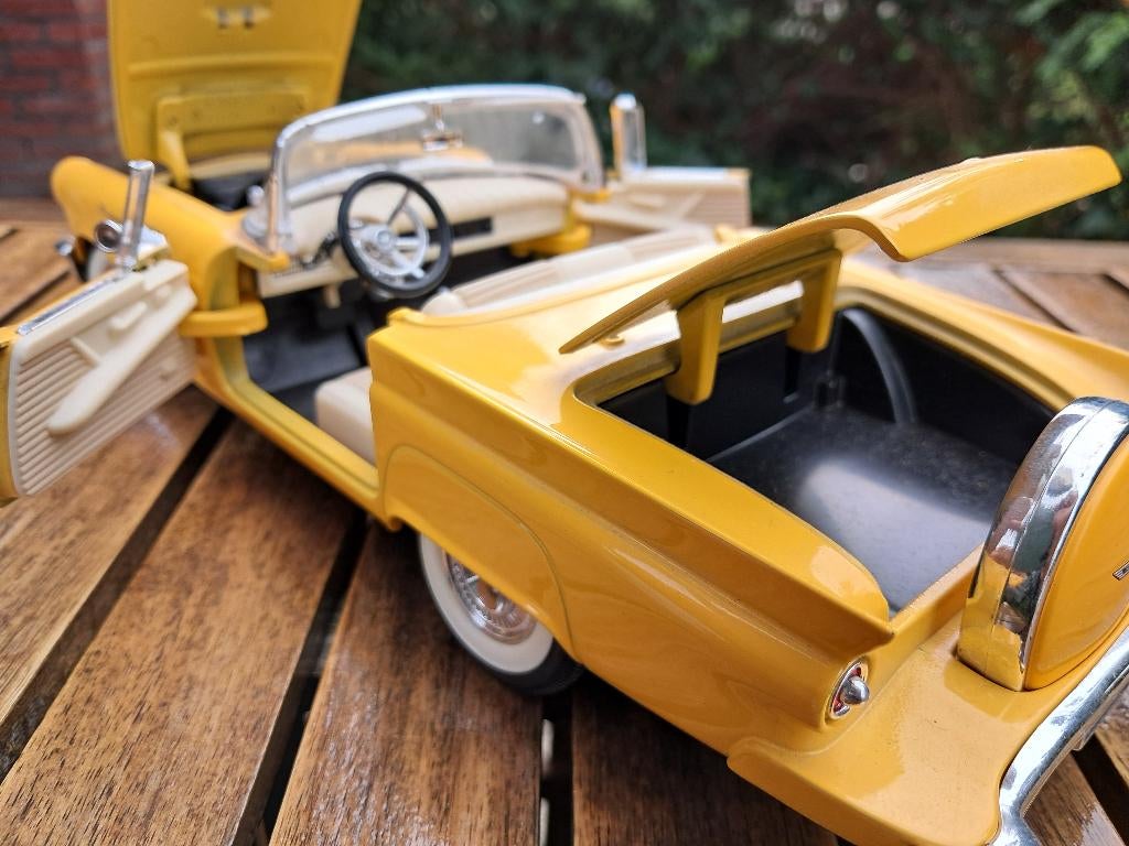 THUNDERBIRD 1:18 ROAD SIGNATURE, Hobby en Vrije tijd, Modelauto's | 1:18, Ophalen of Verzenden, Zo goed als nieuw, Auto, Overige merken