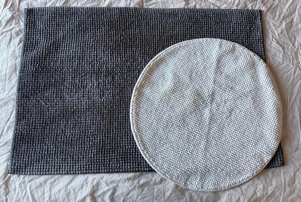 Twee Ikea badmatten: donkergrijs rechthoekig en wit rond, Huis en Inrichting, Badkamer | Badtextiel en Accessoires, Ophalen of Verzenden