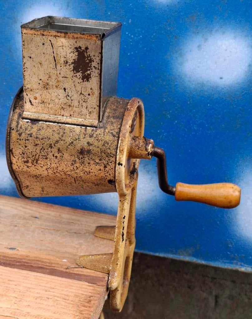 Nootmuskaat rasp/maler.  IP. Ca 1920., Antiek en Kunst, Antiek | Keukenbenodigdheden, Ophalen