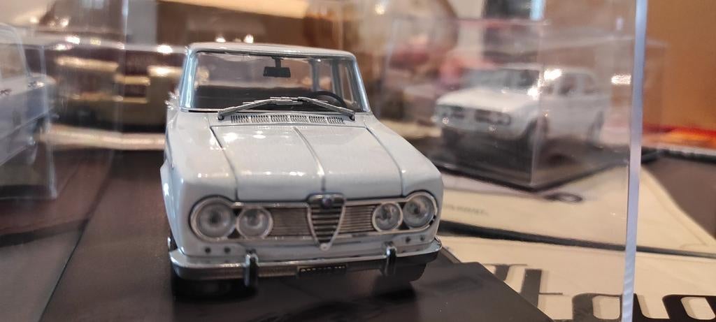 Alfa Romeo Giulia 1600 Super 1965 1:24 vitrinedoosje + mag., Ophalen of Verzenden, Nieuw, Overige merken