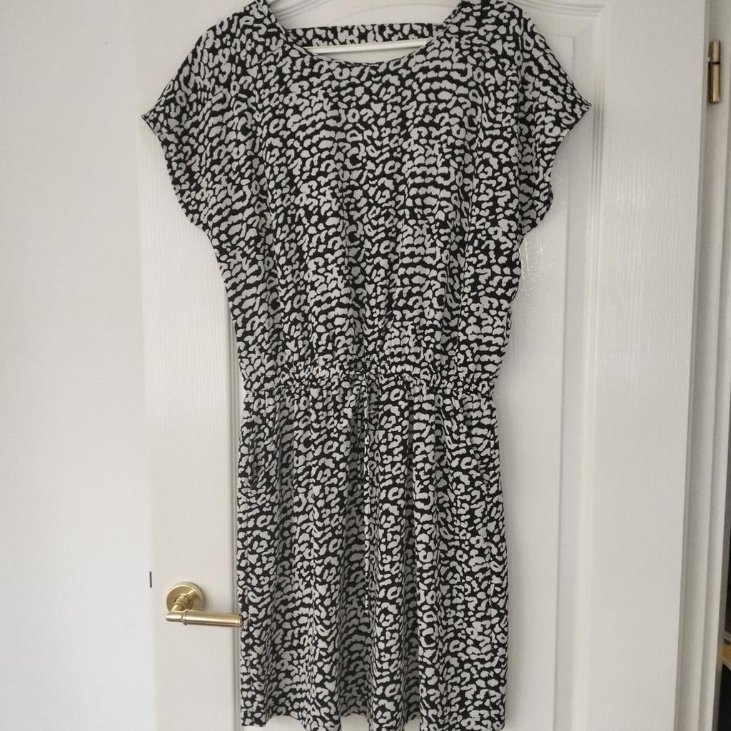 Only jurk zwart off white mt 38 korte mouw strikkoord  zakke, Maat 38/40 (M), Only, Zwart, Ophalen of Verzenden