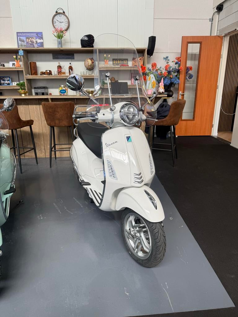 Vespa Primavera Facelift - Nieuwstaat met scherm en beugel, Ophalen, Overige modellen, Maximaal 45 km/u, Zo goed als nieuw