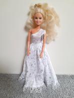 Barbie in witte jurk, Ophalen, Kleertjes