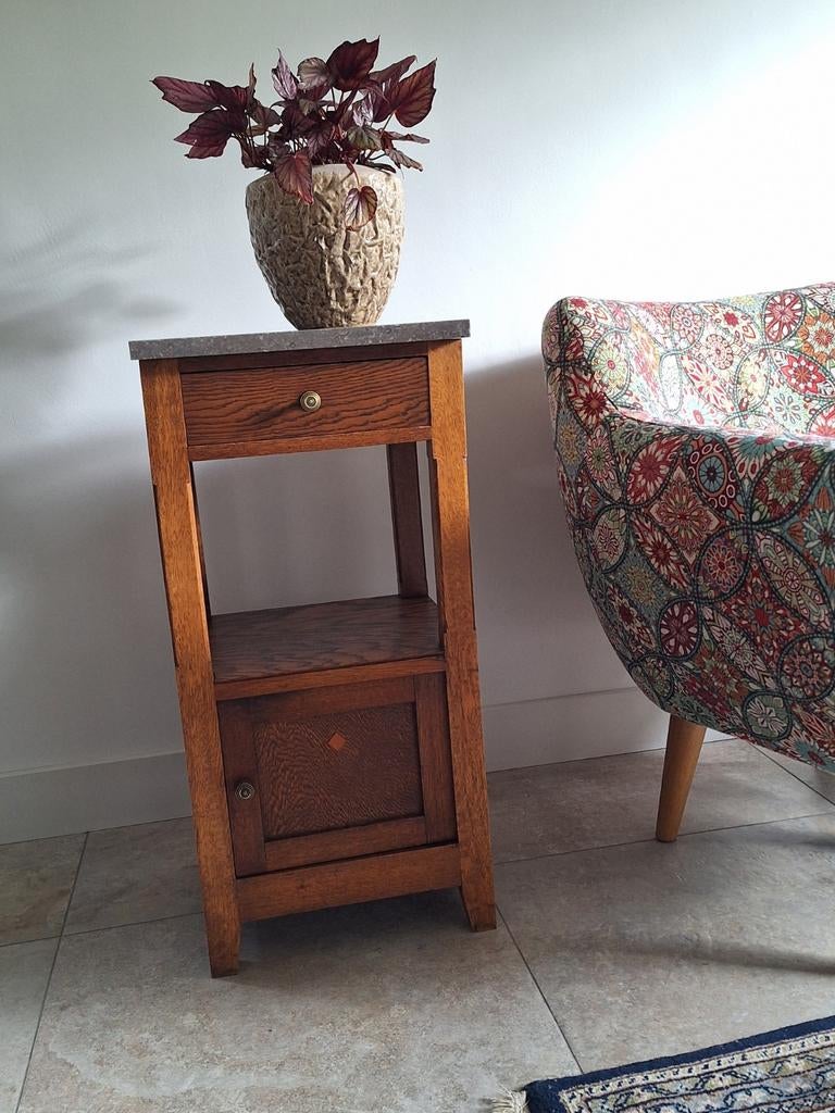 Eikenhouten nachtkastje/plantentafel met marmeren blad, Huis en Inrichting, Slaapkamer | Nachtkastjes, Ophalen, Gebruikt, Minder dan 45 cm
