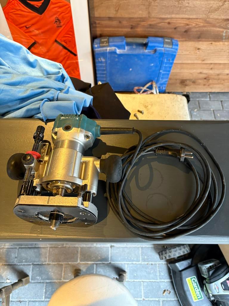 Makita RT0700C Bovenfrees uit 2019 - Goede staat, Ophalen of Verzenden, Gebruikt, Elektrisch, Bovenfrees