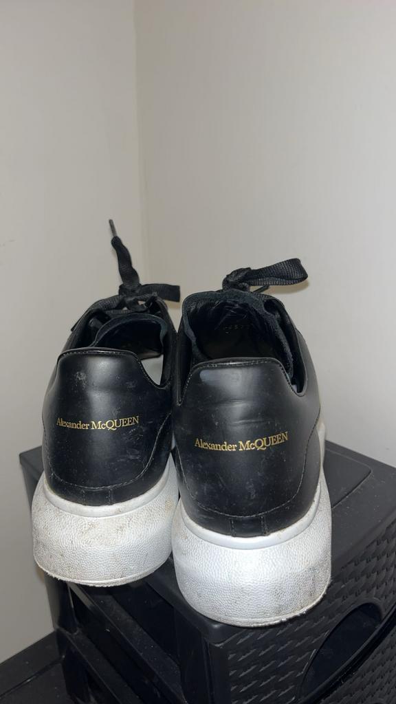 Alexander McQueen sneakers zwart 42, Ophalen of Verzenden, Gedragen, Zwart, Sneakers of Gympen