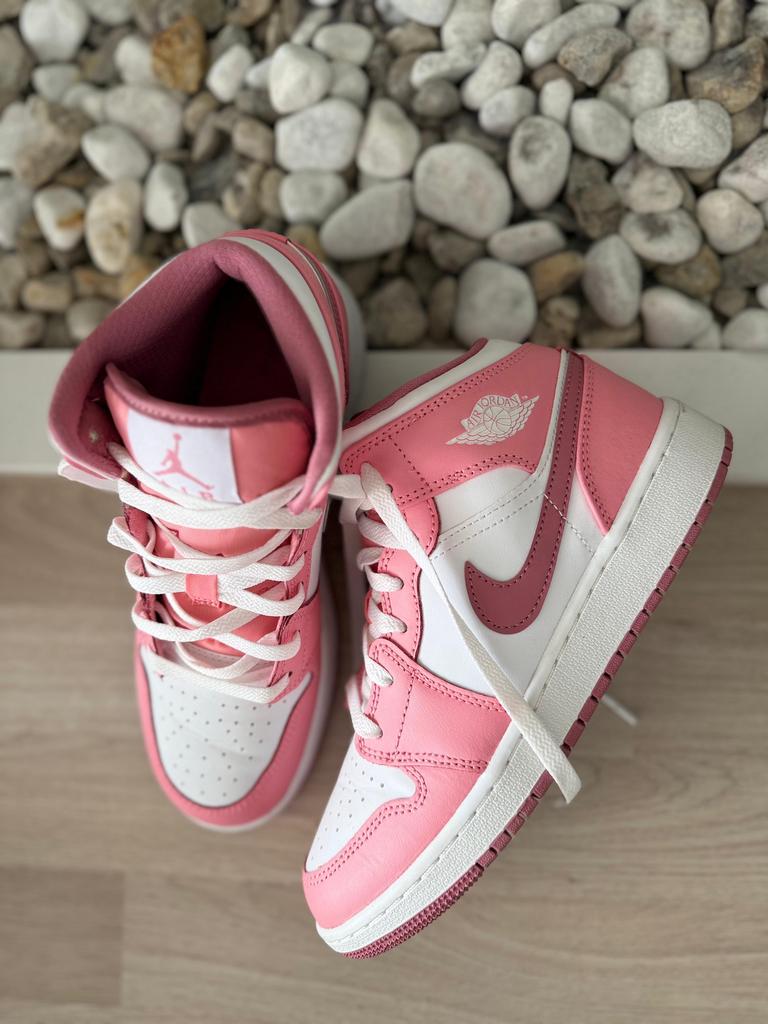 Nike Air Jordan 1 Mid Roze/Wit, Kleding | Dames, Schoenen, Ophalen of Verzenden, Zo goed als nieuw, Roze, Sneakers of Gympen
