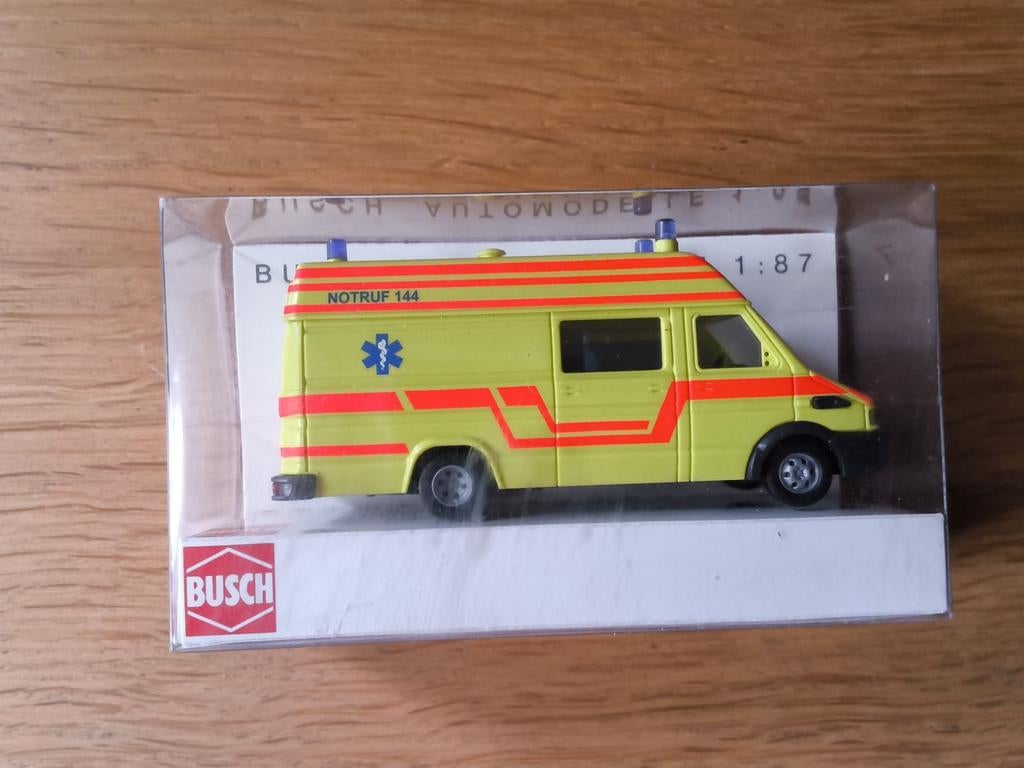 Busch 47911 Iveco Daily Schweizer ambulanz, Ophalen of Verzenden, Bus of Vrachtwagen, Overige merken