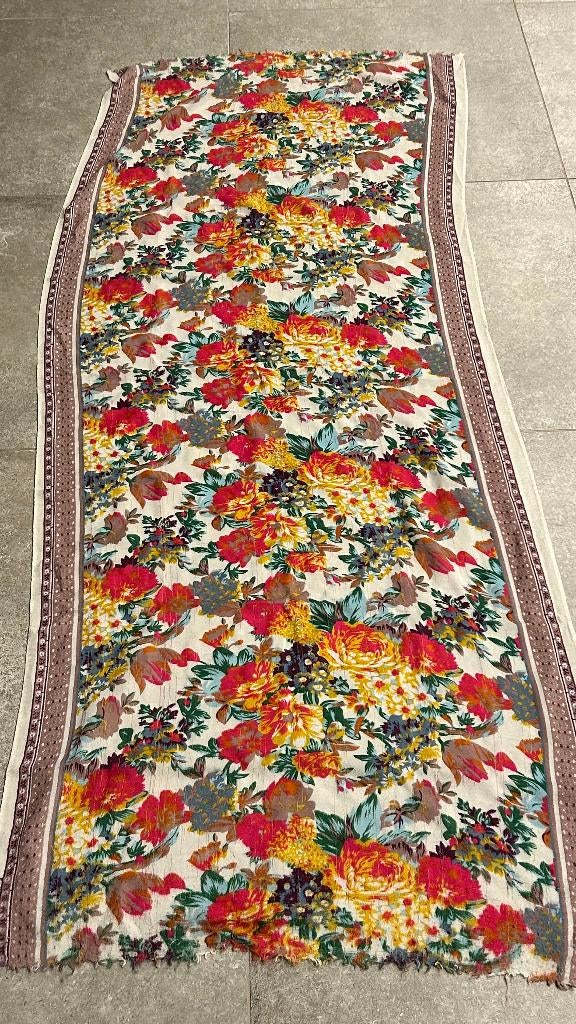 Foulard met bloemen, Maat 46/48 (XL) of groter, Ophalen of Verzenden, Sjaal, Gedragen