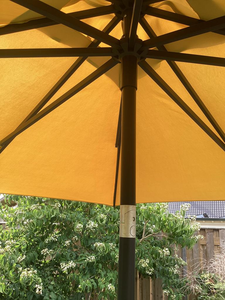 Gele parasol met voet en hoes - Zo goed als nieuw, Tuin en Terras, Parasols, Ophalen, Zo goed als nieuw, 2 tot 3 meter, Stokparasol