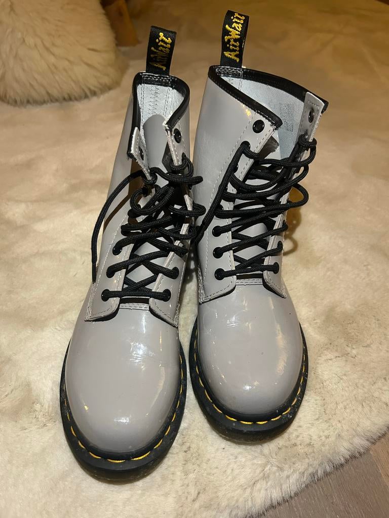Dr Martens Grijs Lak - Maat 40, Kleding | Dames, Schoenen, Zo goed als nieuw, Lage of Enkellaarzen, Grijs, Ophalen of Verzenden