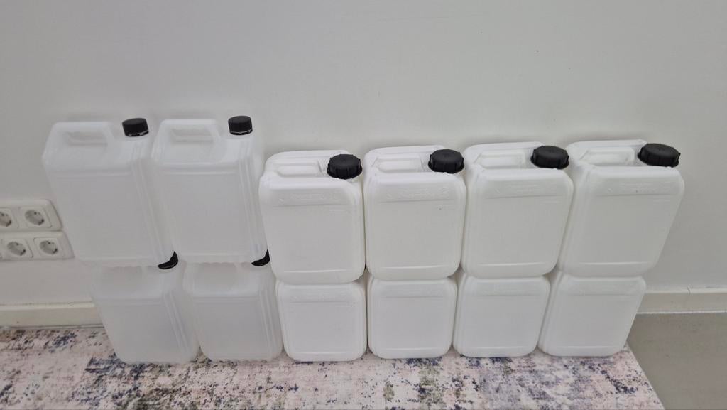 jerrycans 5 liter gebruikt per stuk 5 euro, Ophalen