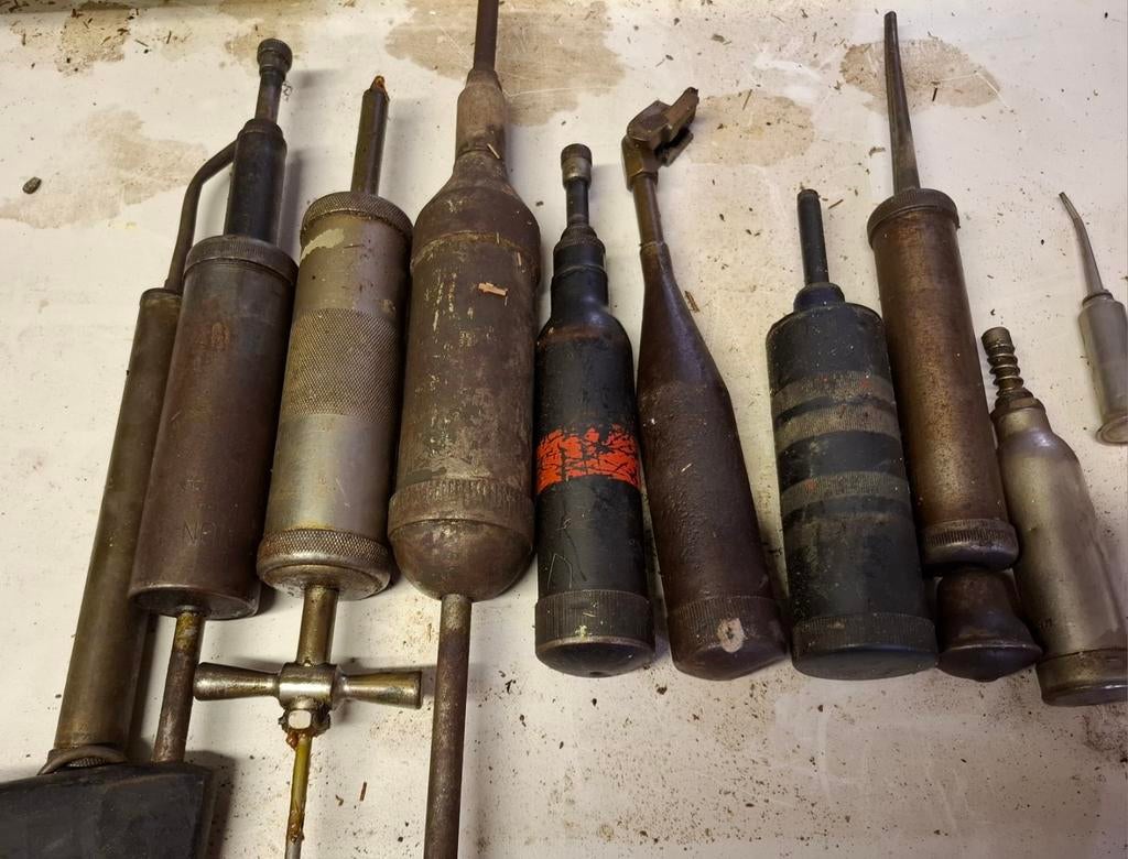 Partij vintage vetspuiten, Ophalen